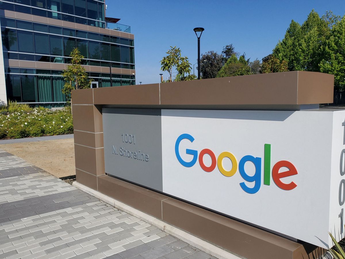Foto: Un logotipo de Google frente a a la sede de la empresa. (Reuters/Paresh Dave)