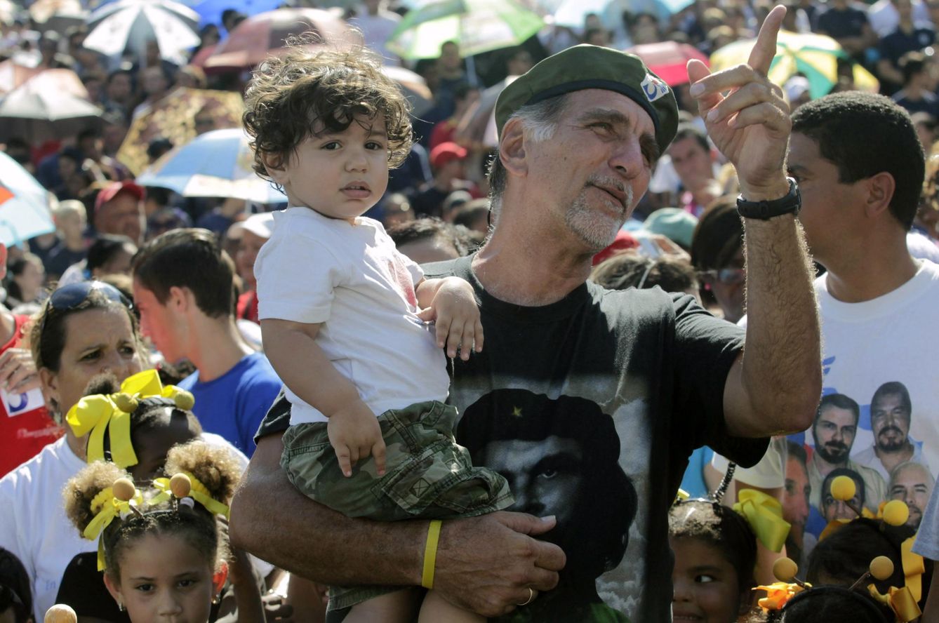 René González con su nieto durante una marcha en 2014. (Reuters)