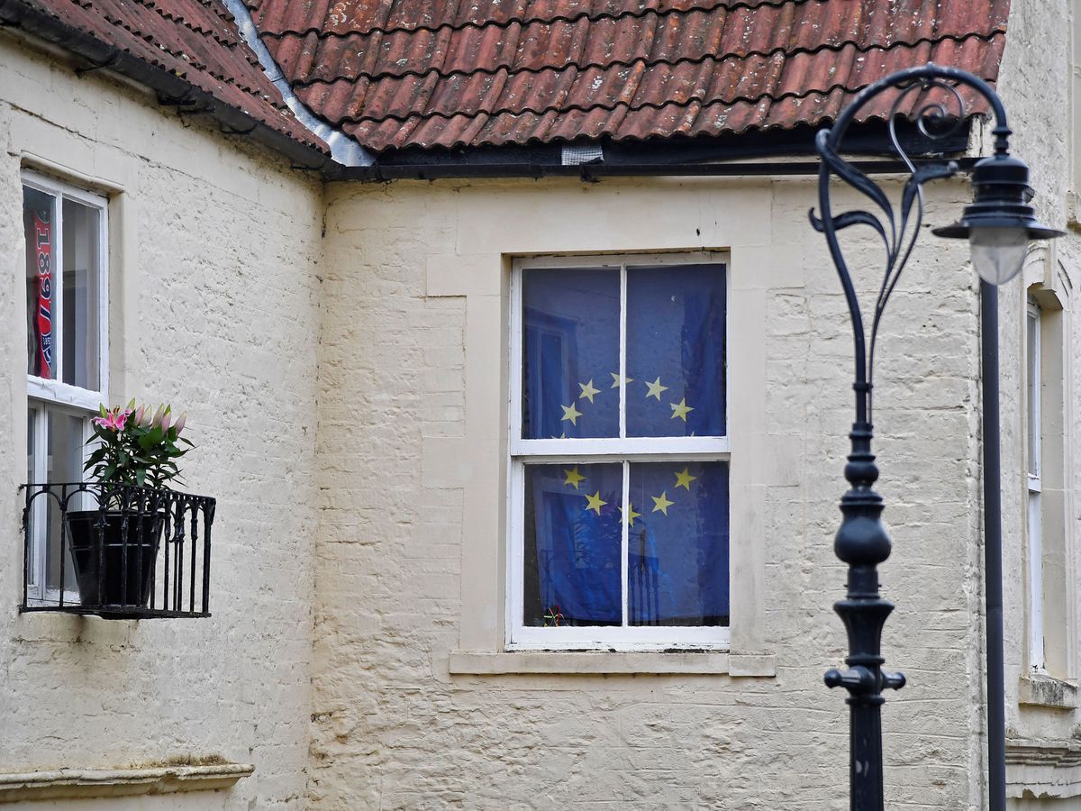 Foto: Una bandera europea en la ventana de una casa en Frome, el Reino Unido. (Reuters)