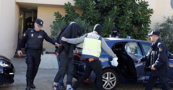 Foto: La Policía detiene a un joven en Melilla por su vinculación con Daesh el pasado noviembre. (EFE)