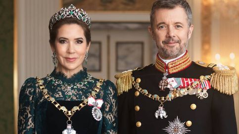 Mary de Dinamarca estrena la tiara de esmeraldas reservada a las reinas y un vestido de terciopelo para su primera foto oficial