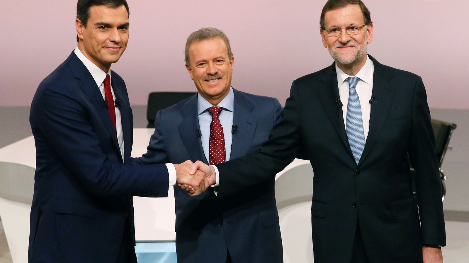 Foto: Pedro Sánchez y Mariano Rajoy junto a Campo Vidal en el debate de este lunes. (Efe) 