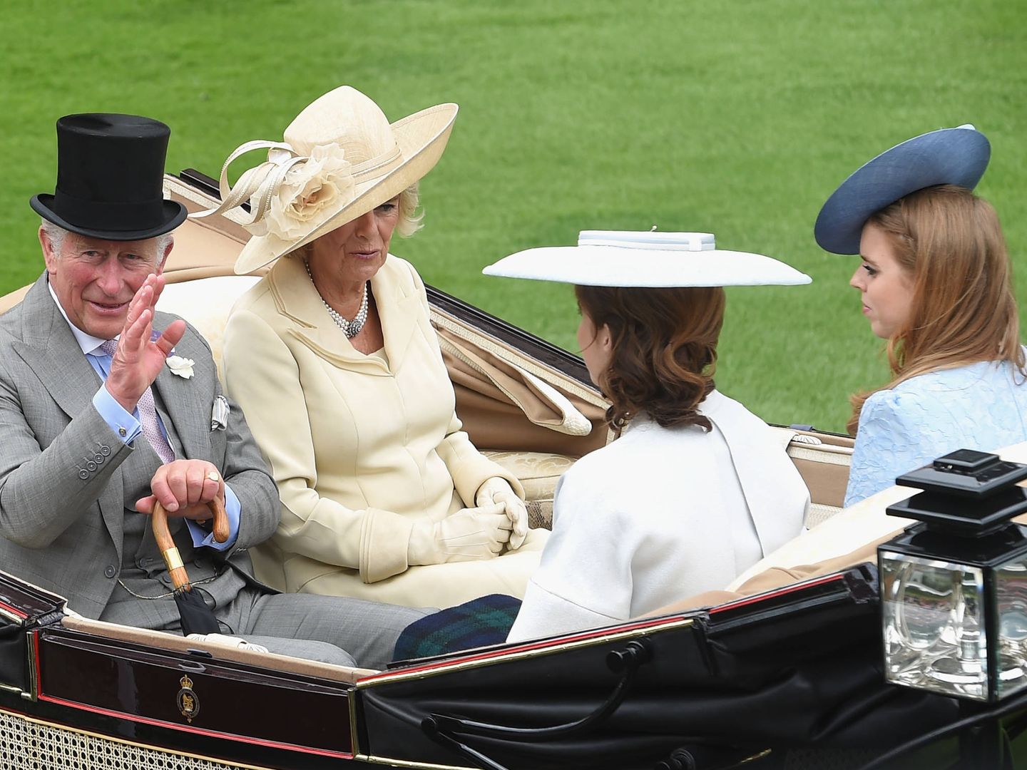 Beatriz y Eugenia de York, junto al príncipe Carlos y Camilla Parker Bowles, en Ascot. (Getty)