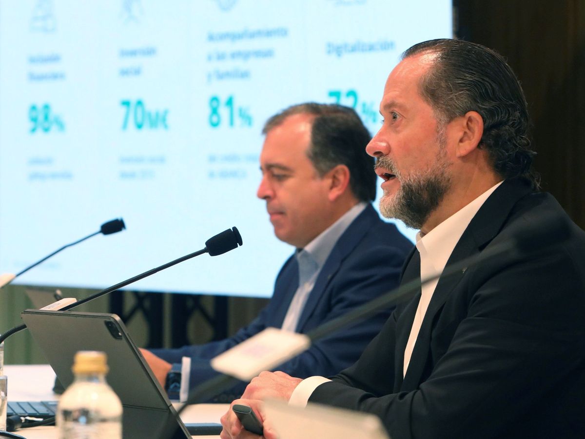 Foto: Juan Carlos Escotet (d), presidente de Abanca, y el CEO, Francisco Botas (i). (EFE/Xoán Rey)