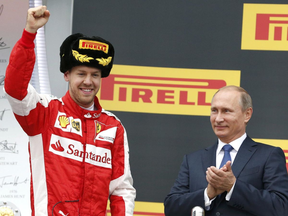Foto: Vettel, junto a Putin tras ganar en Rusia en 2015. (Reuters/Grigory Dukor)