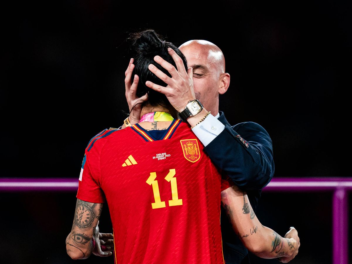 Foto: Luis Rubiales besa a Jennifer Hermoso tras la final del Mundial. (Getty/Eurasia Sport Images/Noemi Llamas)
