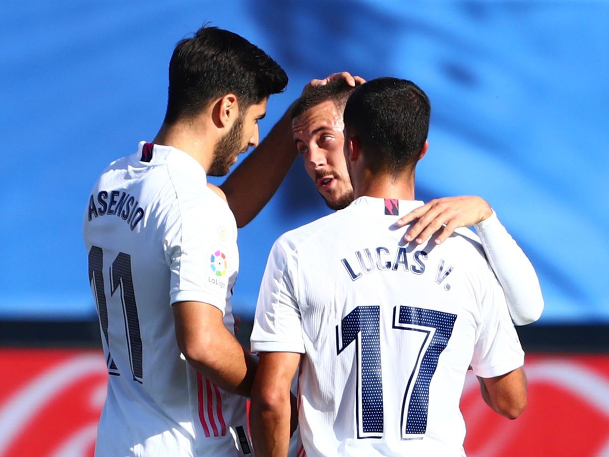 Foto: Marco Asensio y Lucas Vázquez felicitan a Eden Hazard por su gol al Huesca. (Efe)