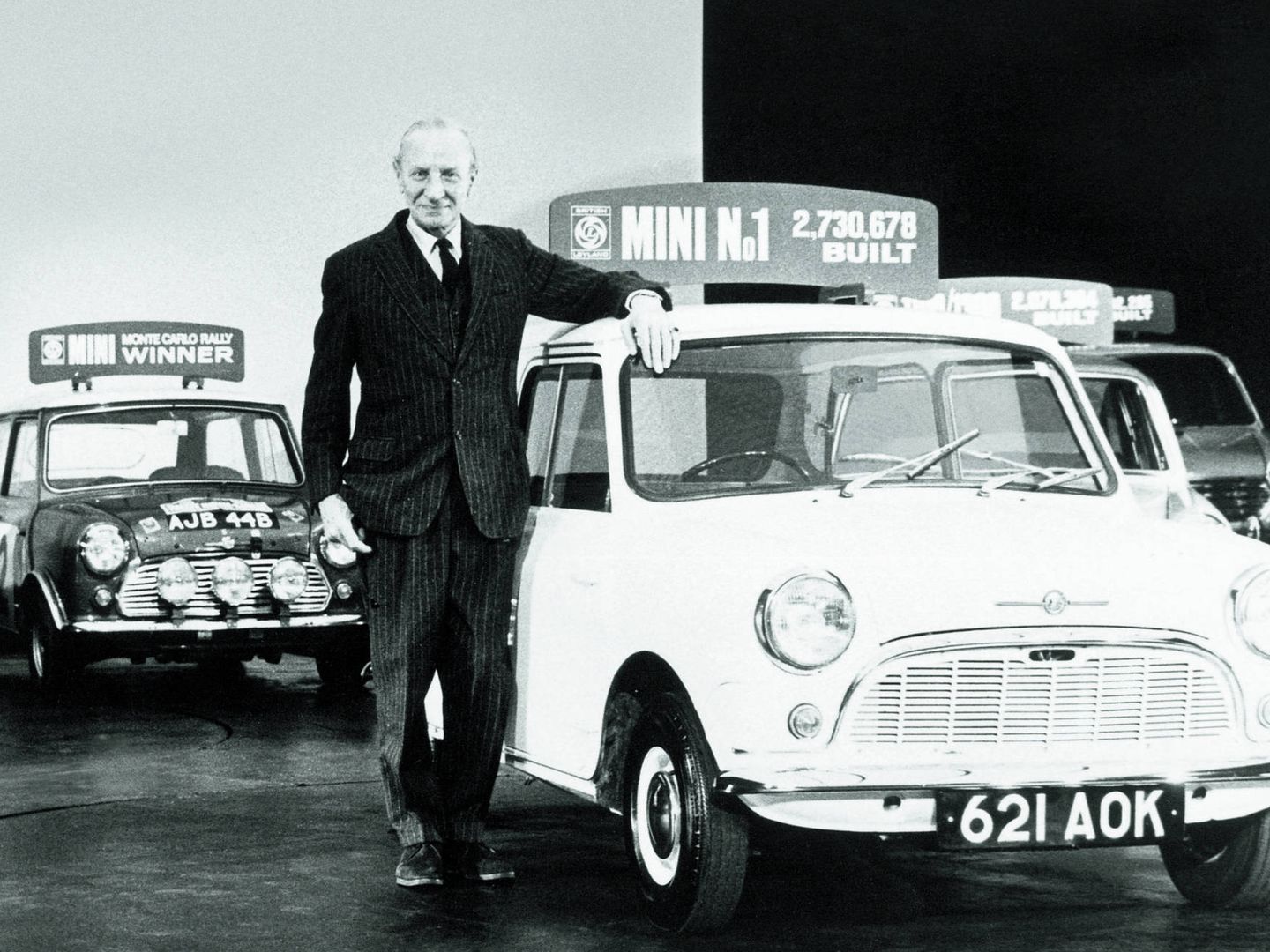 Sir Alec Issigonis posa junto a la primera unidad fabricada del Mini.