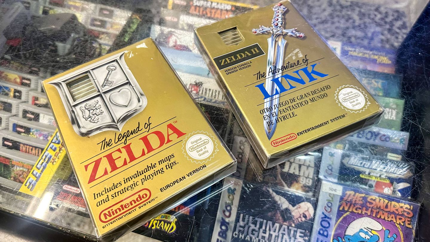Dos copias originales de las dos primeras entregas de 'The Legend of Zelda'. (M. McLoughlin)
