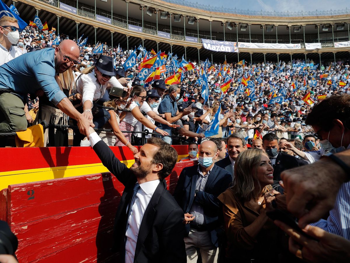Foto: Pablo Casado a su llegada a la plaza de toros. (EFE)