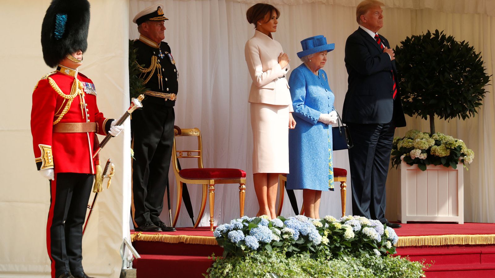 Foto: El matrimonio Trump con Isabel II. (Reuters)