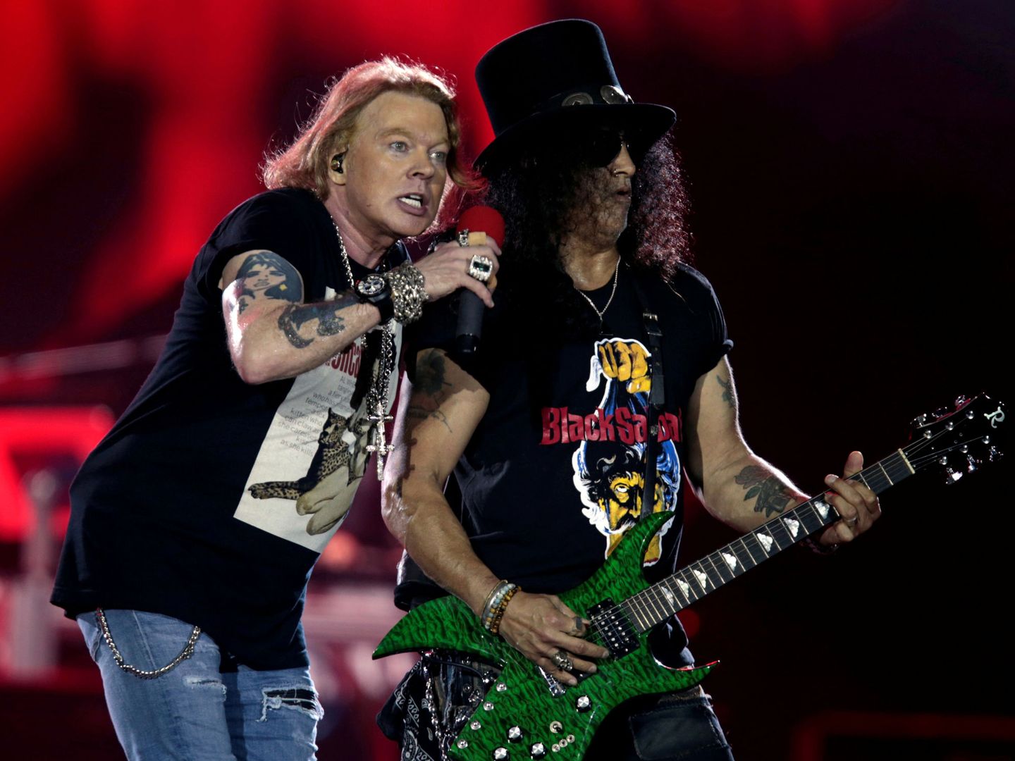 Axl Rose y Slash, de Guns N' Roses, en una actuación en 2018. Uno de los vídeos más vistos de Carlos Asensio se basa en una de las canciones de este grupo. (Reuters)
