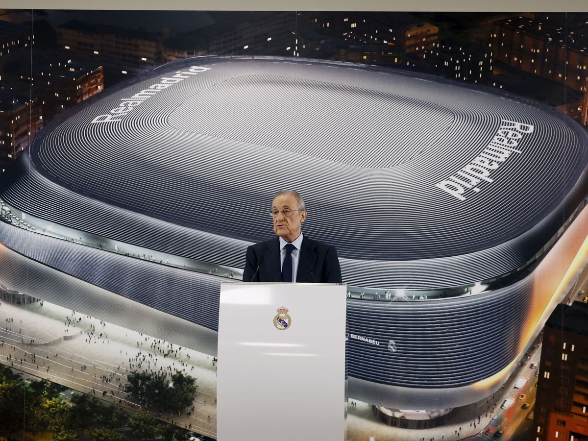 Foto: Florentino Pérez con la imagen del nuevo Bernabéu de fondo. (EFE/Juanjo Martín)