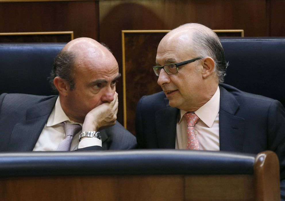Foto: Los ministros de Hacienda, Cristóbal Montoro (d), y de Economía y Competitividad, Luis de Guindos. (EFE)