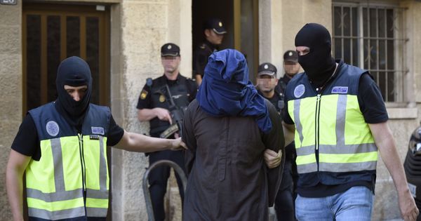 Foto: Efectivos de la Policia trasladan a un hombre detenido en la localidad de Inca (Mallorca). (EFE)