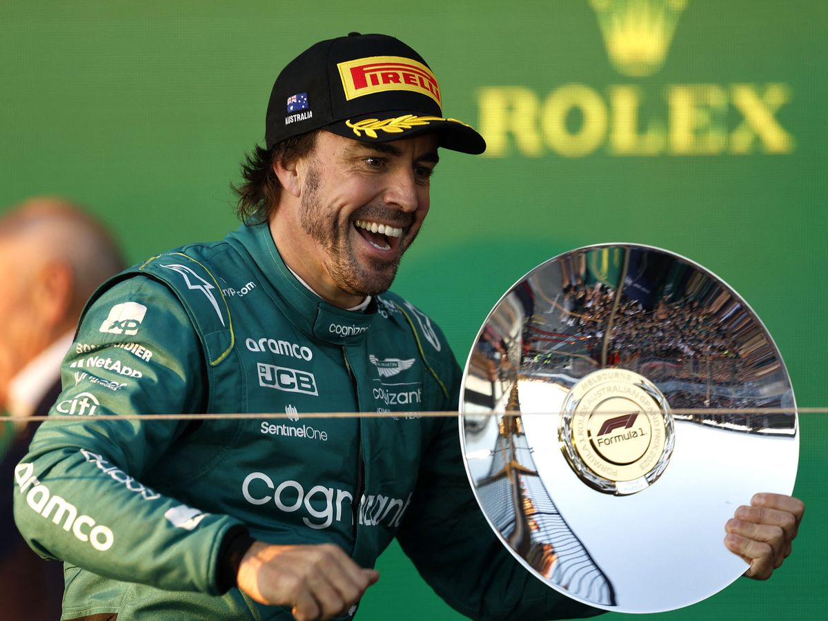 Foto: Fernando Alonso celebra su podio. (Reuters/Darrian Traynor)