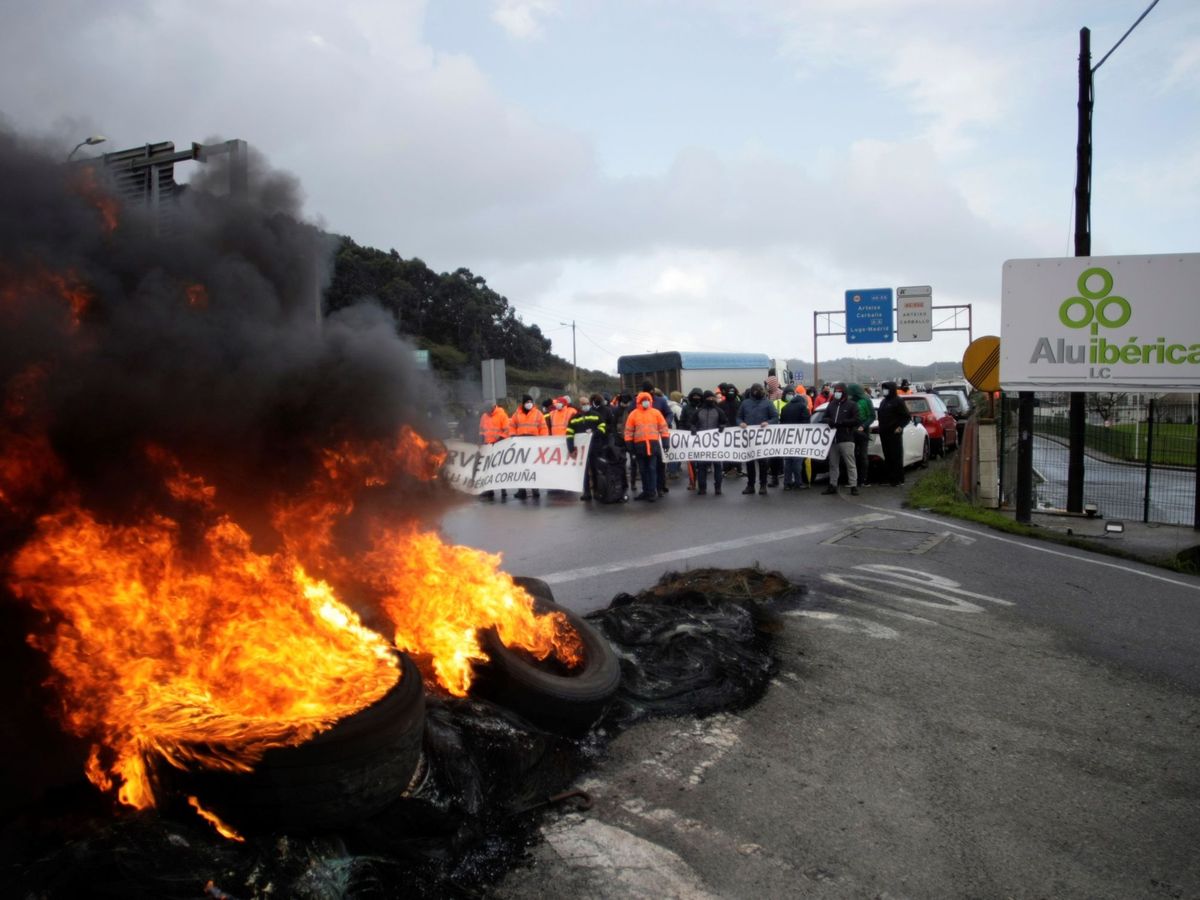 Foto: Protestas en la fábrica de Alcoa, vendida a Alu Ibérica. (EFE/Cabalar)