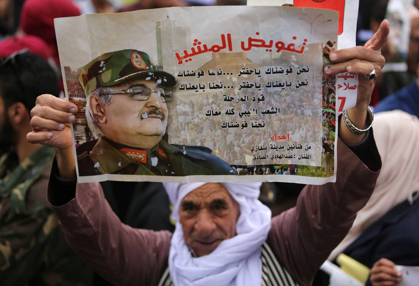 Un partidario de Jalifa Haftar durante una manifestación para exigirle que tome el poder, en Bengasi, en diciembre de 2017. (Reuters)