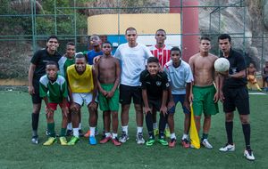 Una nueva generación de árbitros de la favela conquista el fútbol de Rio de Janeiro