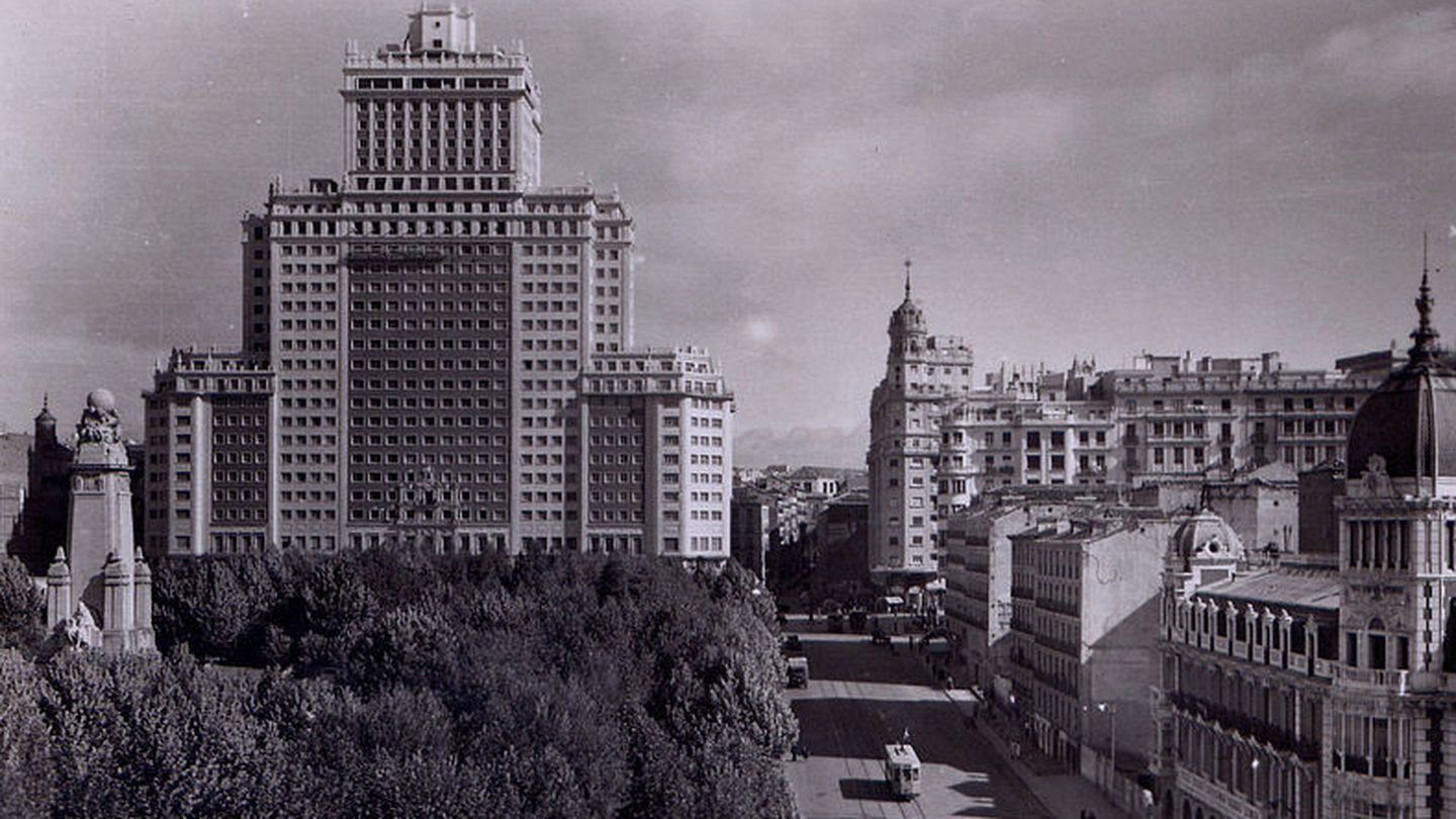 Vista del edificio España, en la década de los cincuenta (Anual, Wikimedia). 