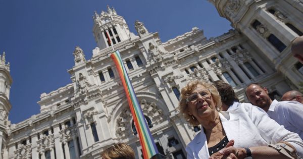 Foto: Carmena, frente al Ayuntamiento de Madrid. (EFE)