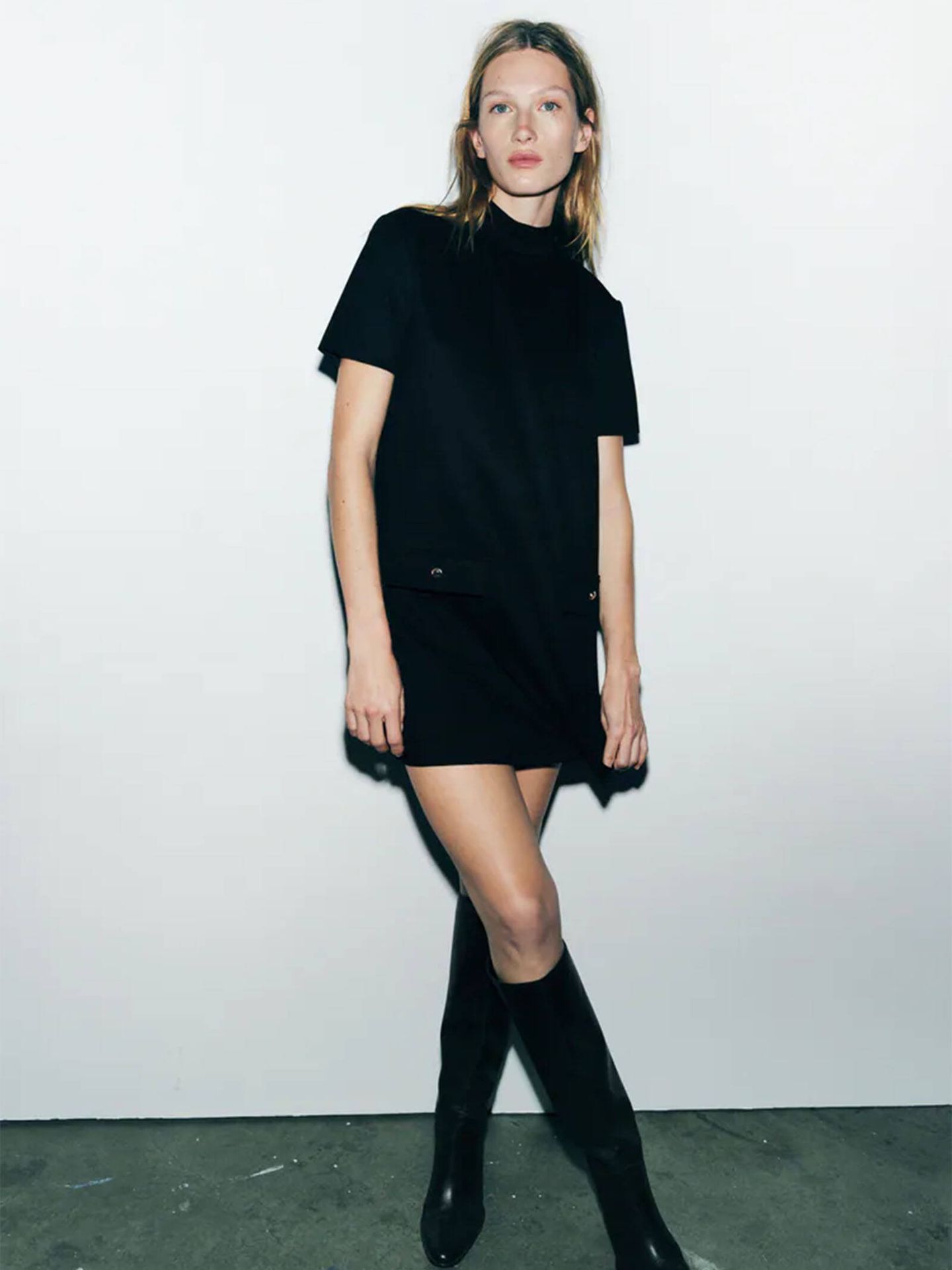 Vestido mini negro para crear un look como el de Carlota Casiraghi. (Zara/Cortesía)