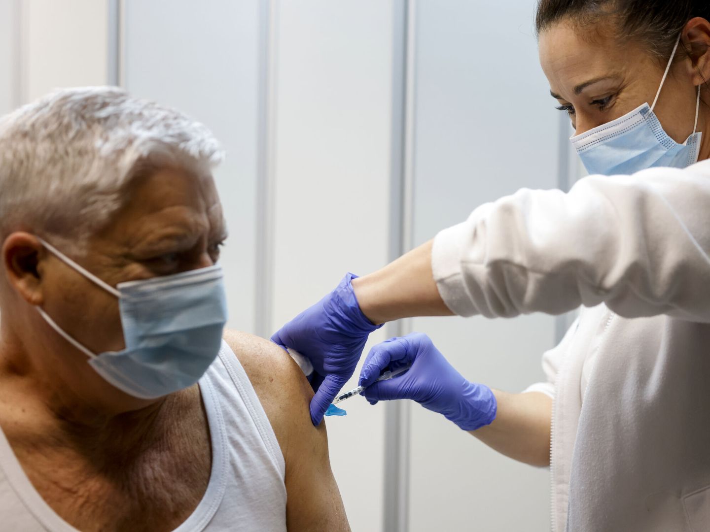 Los ciudadanos de la Comunidad Valenciana pueden acudir a los centros de salud para vacunarse sin cita previa contra la gripe y o el covid. (EFE/Ana Escobar)