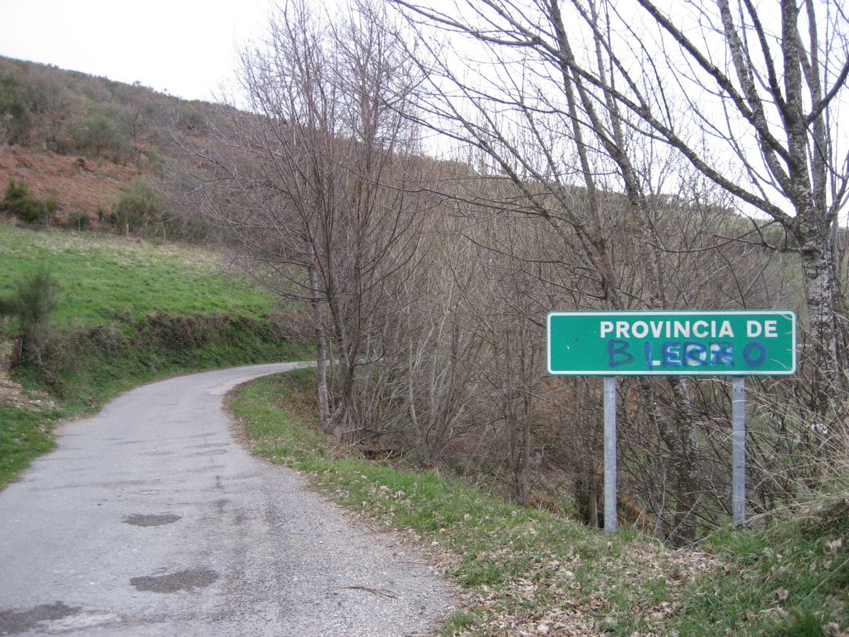 Foto: Un grafiti en el cartel que delimita la frontera entre Lugo y El Bierzo. (Wikimedia Commons)