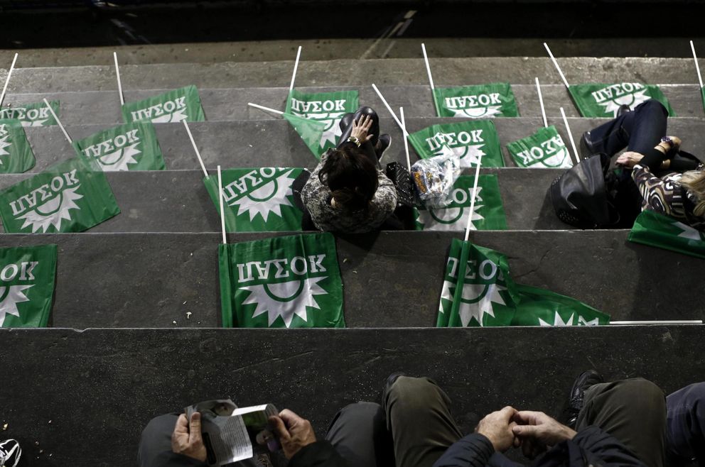 Un simpatizante de Pasok durante uno de los actos electorales en Atenas (Reuters)