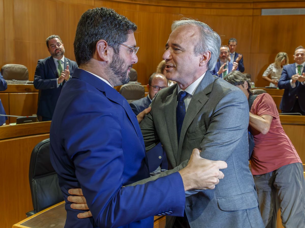 Foto: El popular Jorge Azcón (d) saluda al portavoz de Vox y próximo vicepresidente, Alejandro Nolasco, tras ser investido presidente de Aragón. (EFE/Javier Belver)
