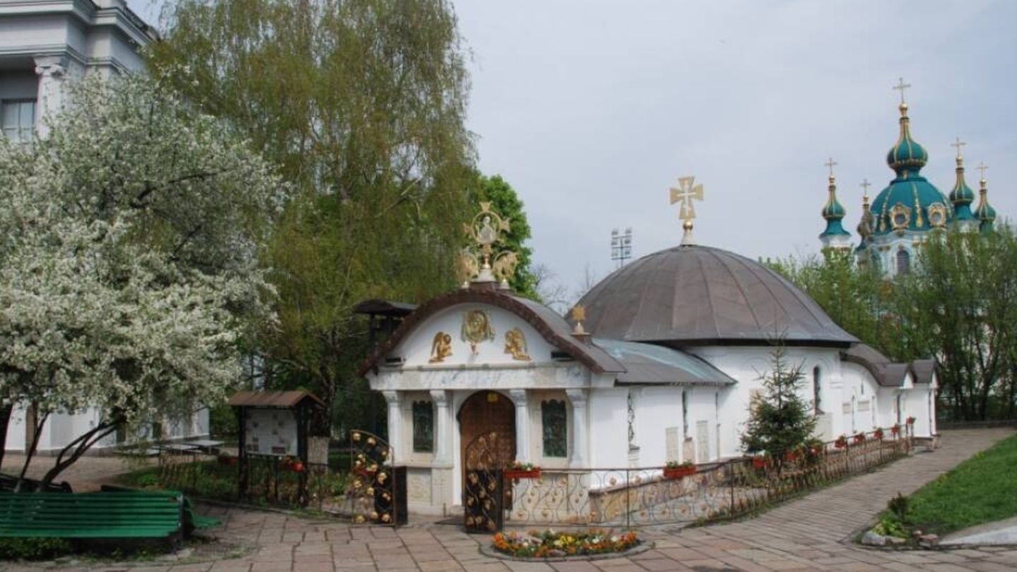 Un templo ortodoxo de Kiev aún fiel a Moscú, conocido como el 'quiosco', va a ser demolido. Detrás se encuentra el Museo Nacional de Historia de Ucrania. El museo presentó una demanda contra el templo por haber sido construido ilegalmente en su patio.