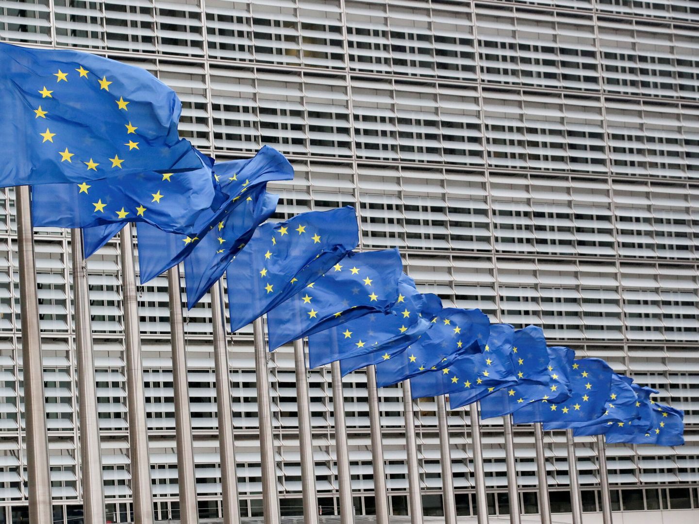 Banderas europeas frente a la Comisión Europea en Bruselas. (Reuters)