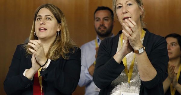 Foto: La coordinadora general del PDeCAT, Marta Pascal, y la presidenta del partido, Neus Munté, durante el consejo nacional del partido. (EFE)