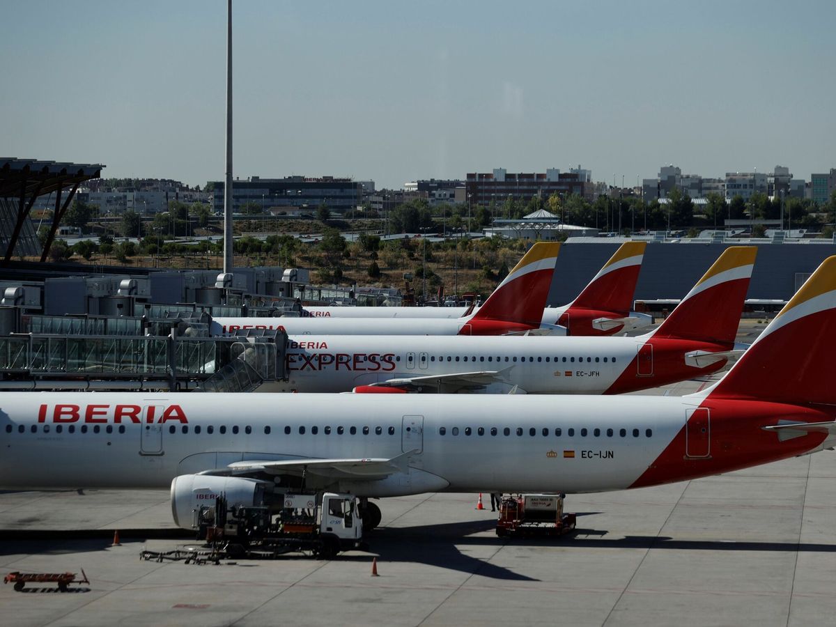 Foto: Aviones de Iberia en el aeropuerto de Madrid-Barajas. (EFE/Emilio Naranjo)