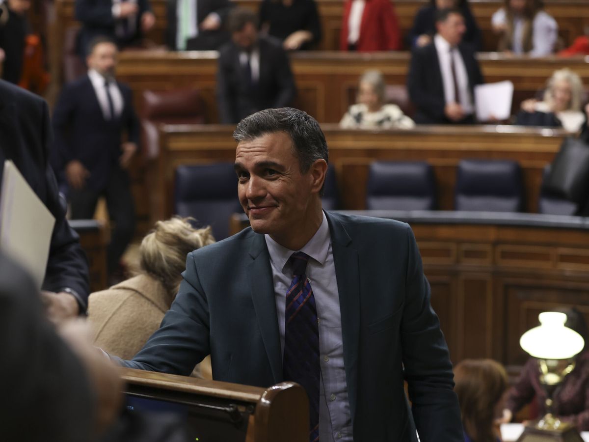 Foto: El presidente del Gobierno, Pedro Sánchez, tras la votación de los Presupuestos en el Congreso. (EFE/Kiko Huesca)