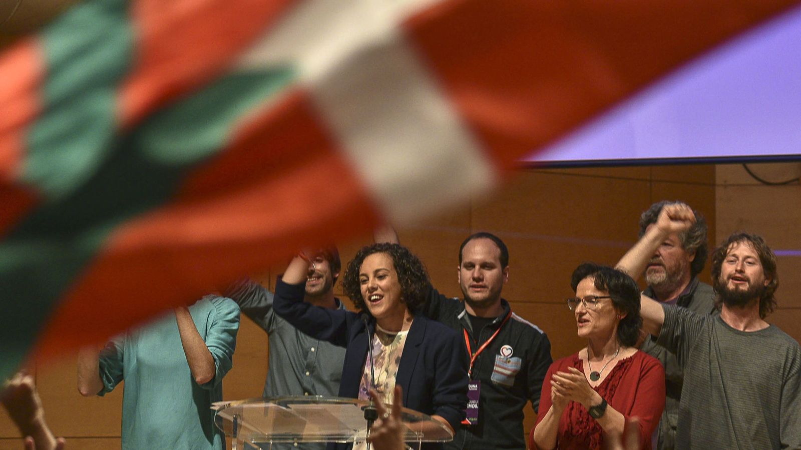 Foto: La cabeza de lista de Unidos Podemos por Guipúzcoa, Nagua Alba (c), celebra con el resto de candidatos en Bilbao los resultados del escrutinio de las elecciones generales. (EFE)