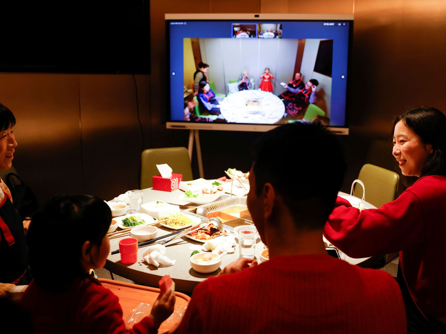 Una familia celebra telemáticamente la víspera del Año nuevo. (Reuters)
