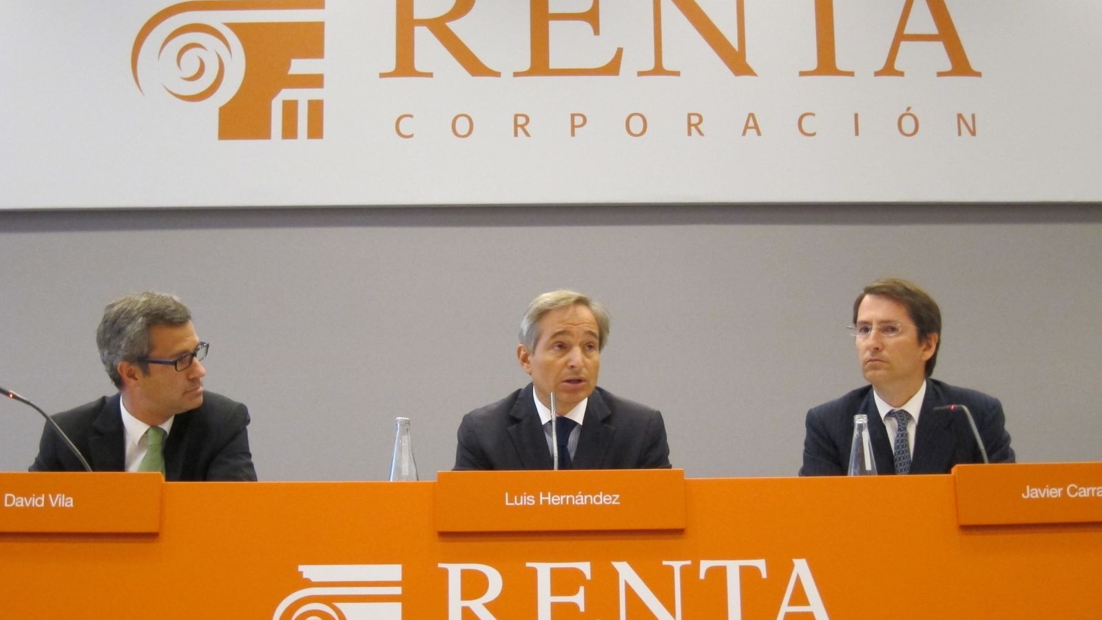 Foto: David Vila (i), consejero delegado de Renta Corporación, y Luís Hernández de Cabanyes (c), presidente de la compañía.