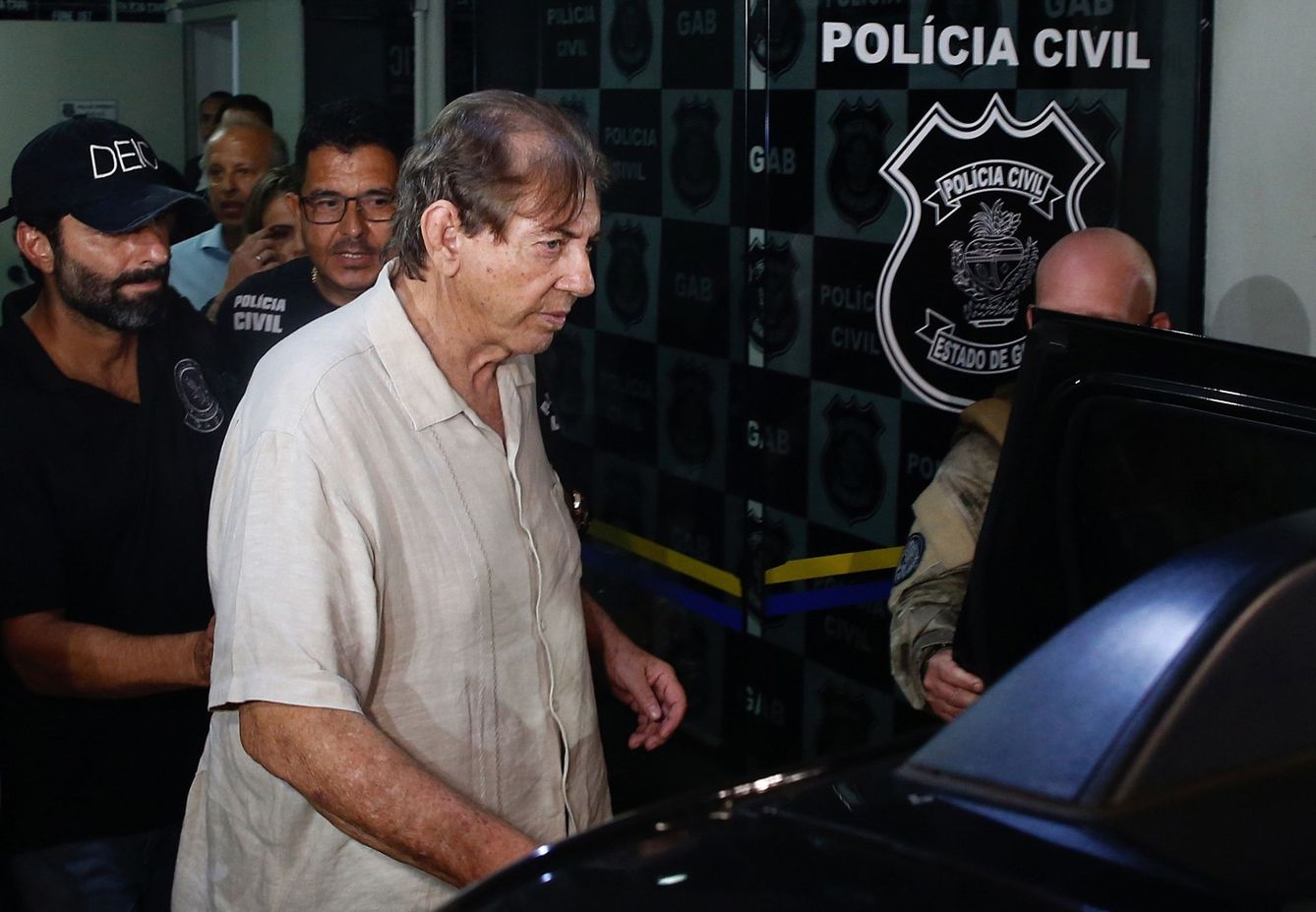 Joao de Deus mientras es escoltado por la Policía para cumplir con la orden de prisión preventiva en Goiania, Brasil. (EFE)