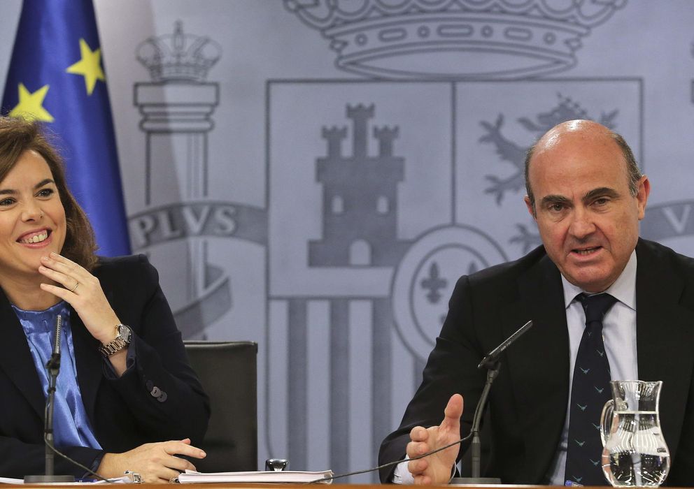 Foto: La vicepresidenta del Gobierno español Soraya Sáenz de Santamaría y el ministro de Economía y Competitividad, Luis de Guindos (Efe)