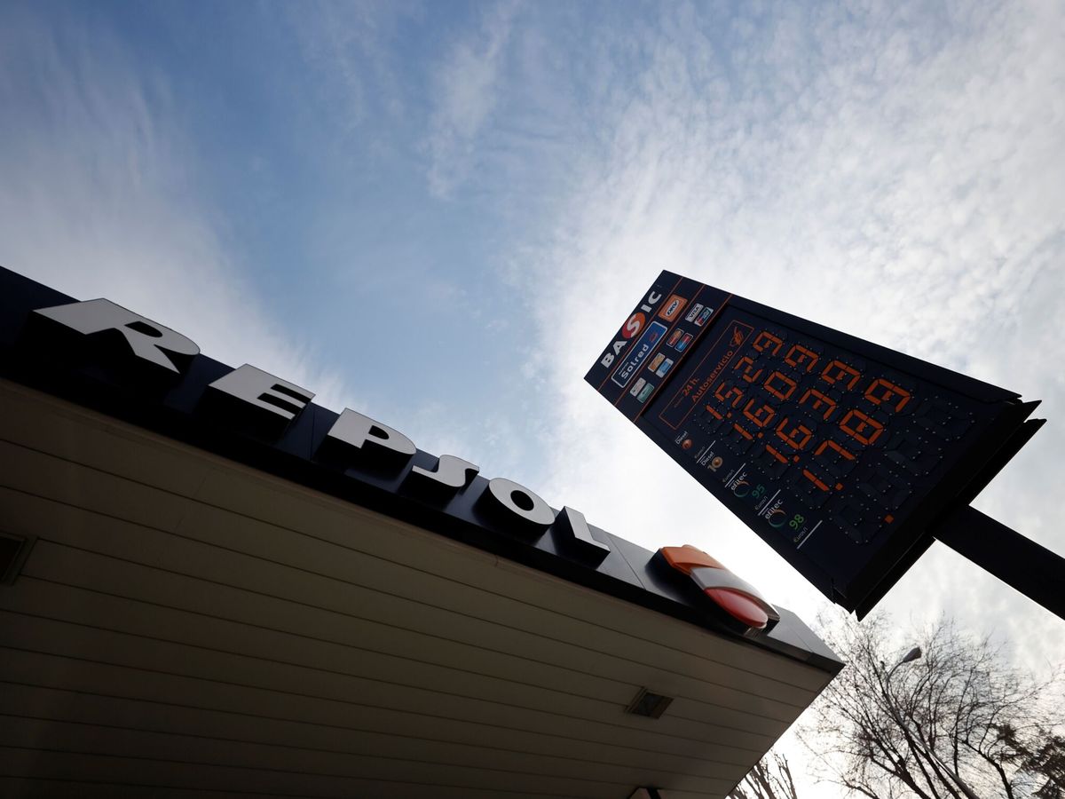 Foto: Foto de archivo los precios del combustible en una gasolinera de Repsol de Madrid. (EFE)