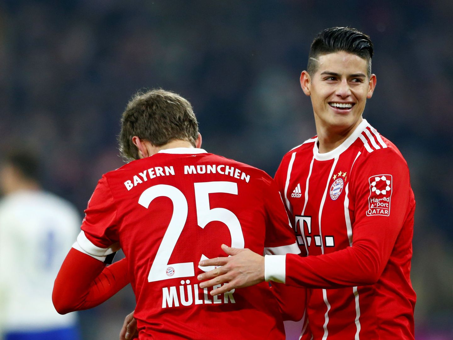 James, junto a Müller, en una imagen sonriente después de marcar un gol con el Bayern. (EFE)