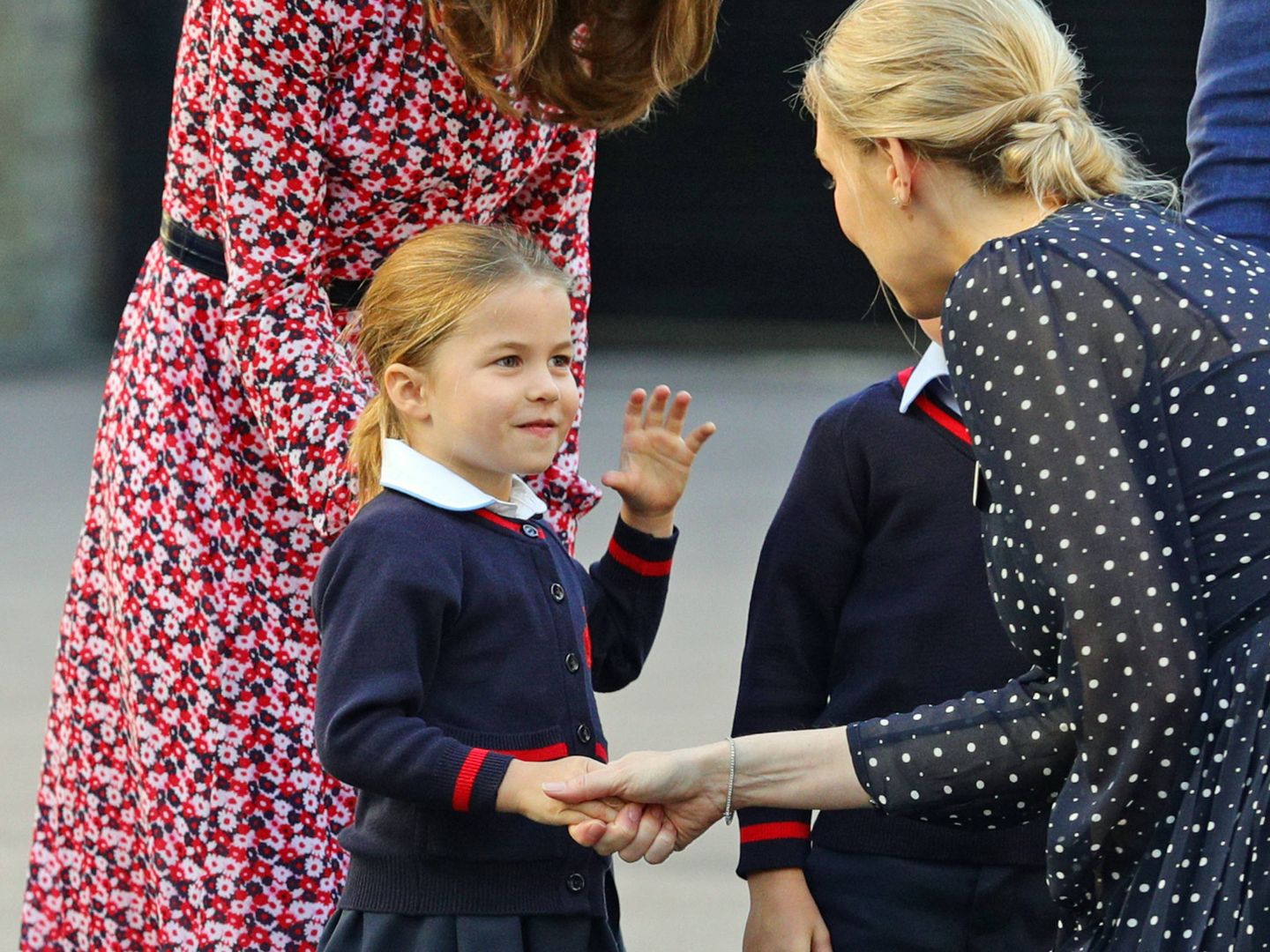 Kate Middleton, junto a la princesa Charlotte a su llegada al centro escolar.  (Getty)