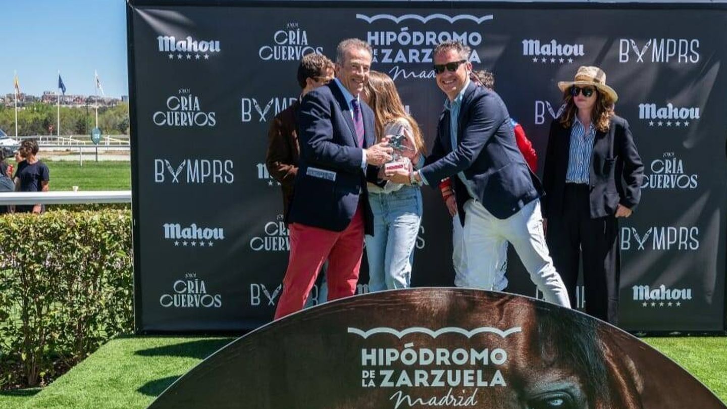 Ioannes Osorio recibe el Gran Premio Duque de Alburquerque. (Hipódromo de la Zarzuela)