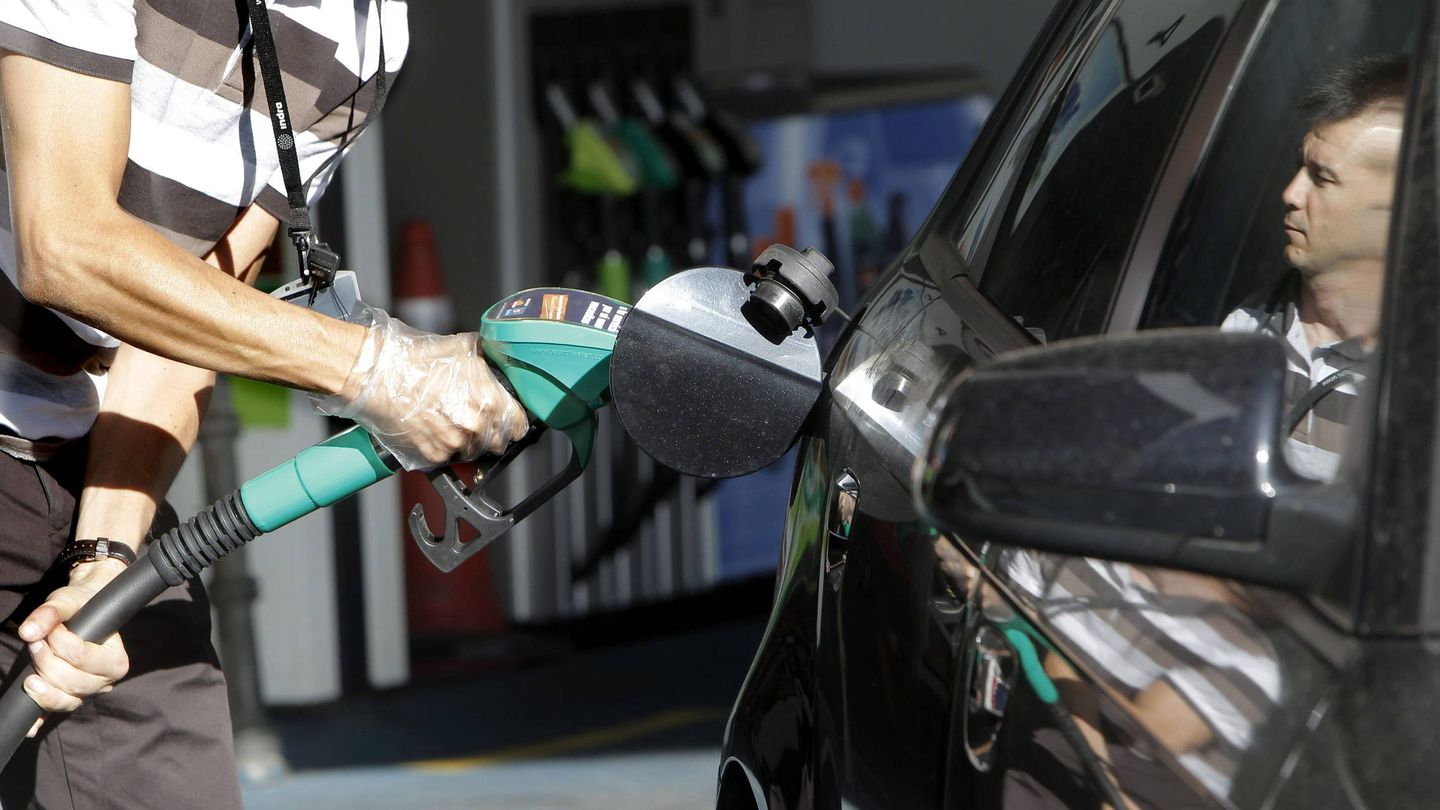 Cada coche que se da de baja deja de pagar un 50% de cada litro de gasolina. (EFE)
