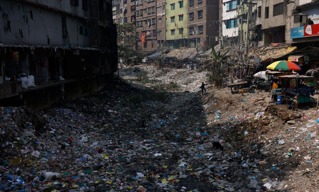 Cauce de un río reseco cubierto de plásticos en Bangladés. (Reuters/M. Ponir)