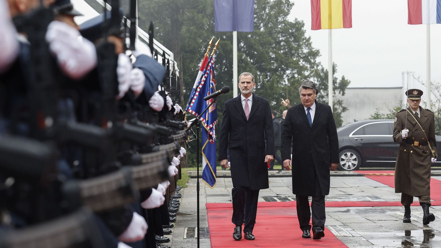 El Rey, junto al presidente croata pasando revista a las tropas. (EFE/Chema Moya)