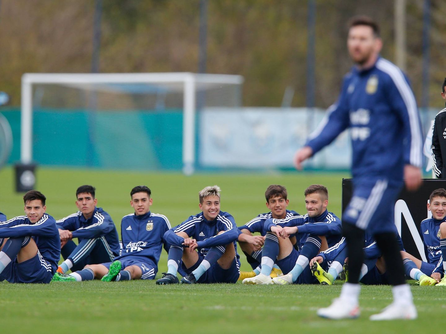 Messi es observado por juveniles durante un entrenamiento de la selección de Argentina. (EFE)