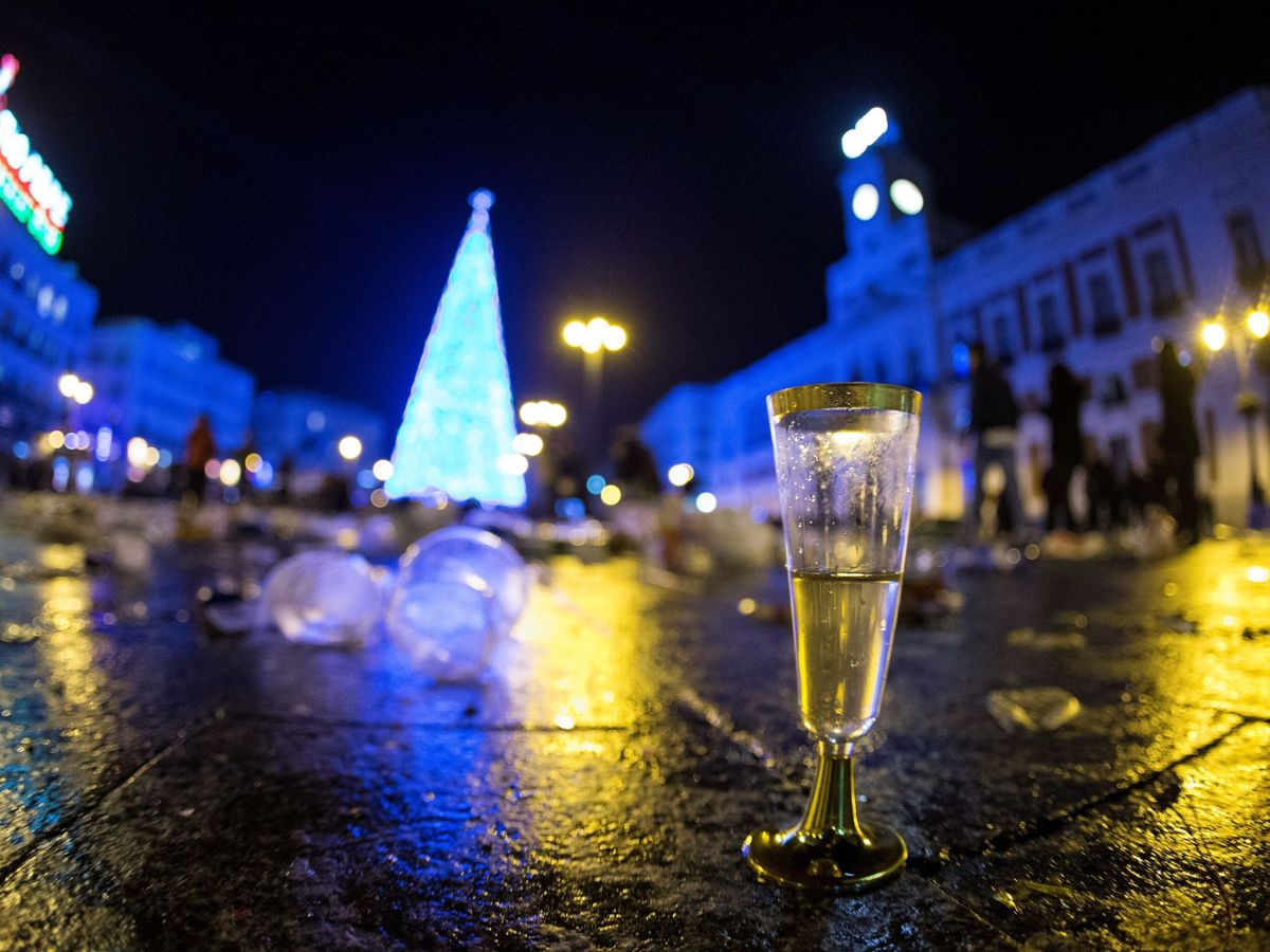 Foto: Una copa de champán en la Puerta del Sol de Madrid. (EFE)