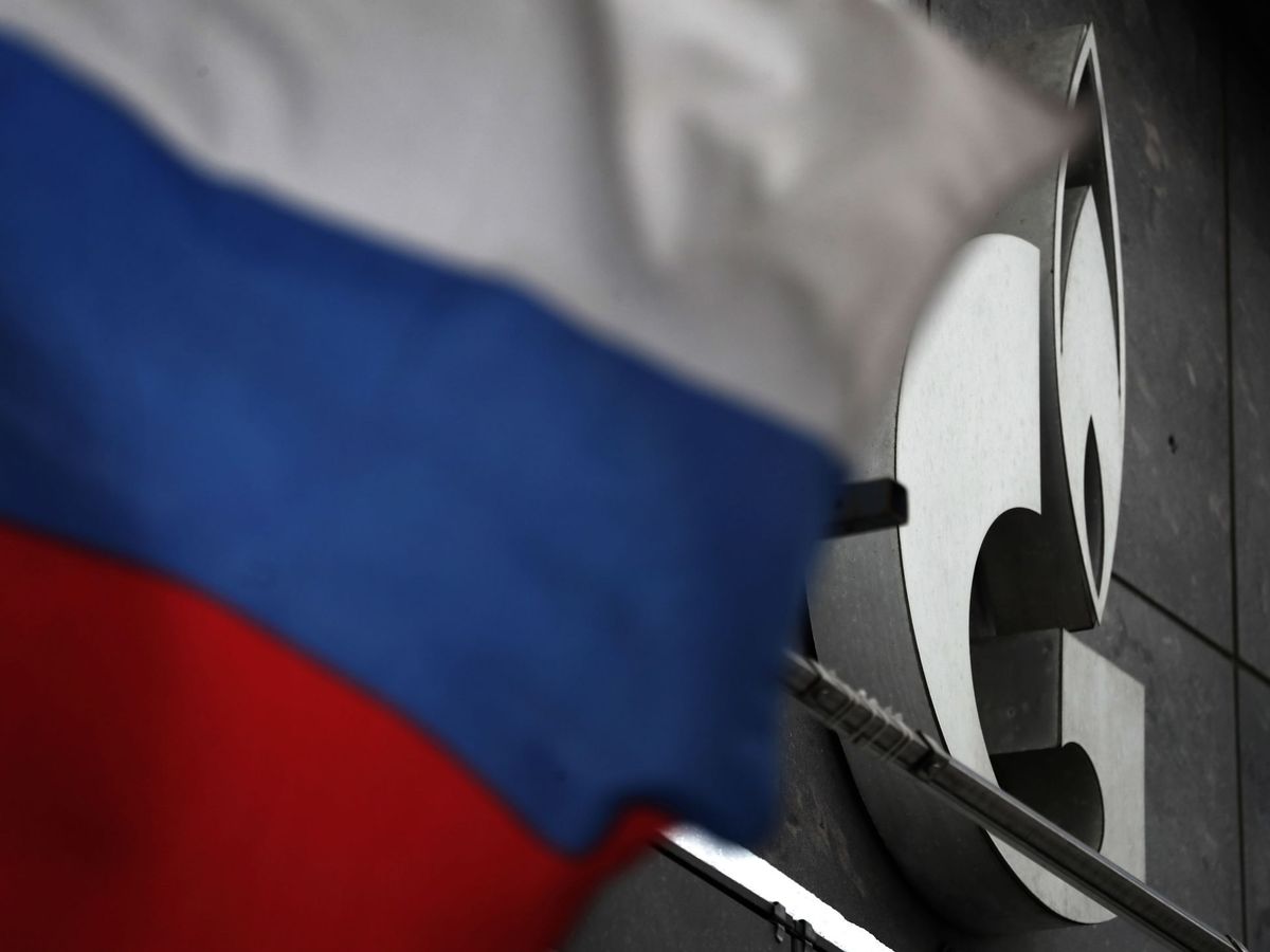 Foto: Bandera de Rusia junto al logo de Gazprom. (EFE/Maxim Shipenkov)